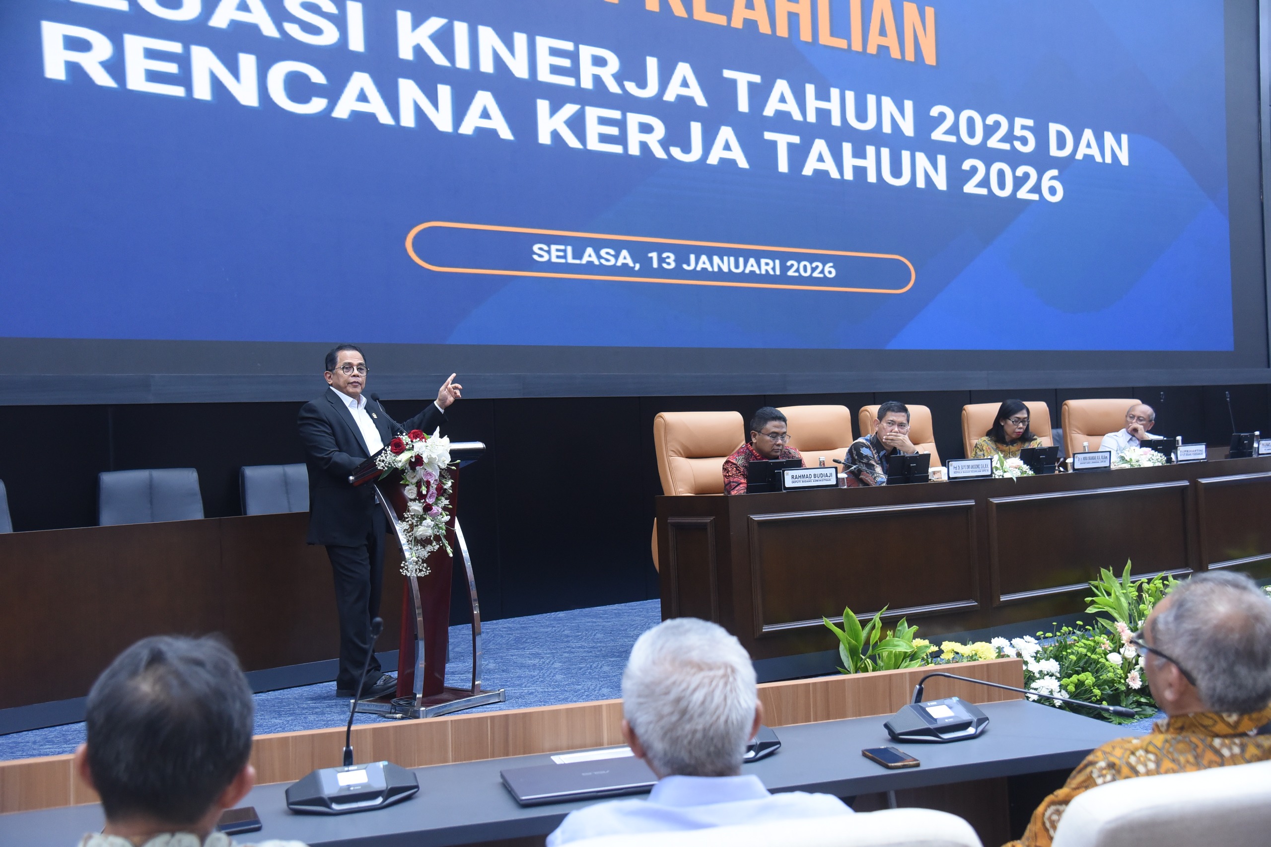 Sekretaris Jenderal DPR RI Indra Iskandar saat membuka Rapat Kerja BK DPR RI Evaluasi Kinerja Tahun 2025 dan Rencana Kerja Tahun 2026 yang digelar di Ruang Rapat KK II, Gedung Nusantara, DPR RI, Senayan, Jakarta, Senin (13/1/2026). Foto : Arief/Andri.