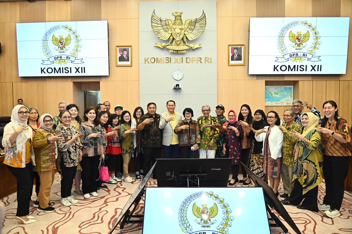 Ketua Komisi XII DPR RI Bambang Patijaya foto bersama usai audiensi dengan Komunitas Eco Enzyme Indonesia Bersatu di Ruang Rapat Komisi XII, Kompleks Parlemen, Senayan, Jakarta, Kamis (15/1/2026). Foto : Farhan/Andri.