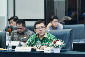 Anggota Komisi II DPR, Ahmad Heryawan, usai rapat bersama Wakil Menteri Dalam Negeri Bima Arya Sugiarto, Jajaran Pemerintah Jawa Timur, serta jajaran direksi Bank Jatim di Surabaya, Jawa Timur, Kamis (22/1/2026). Foto: Srw/Karisma.