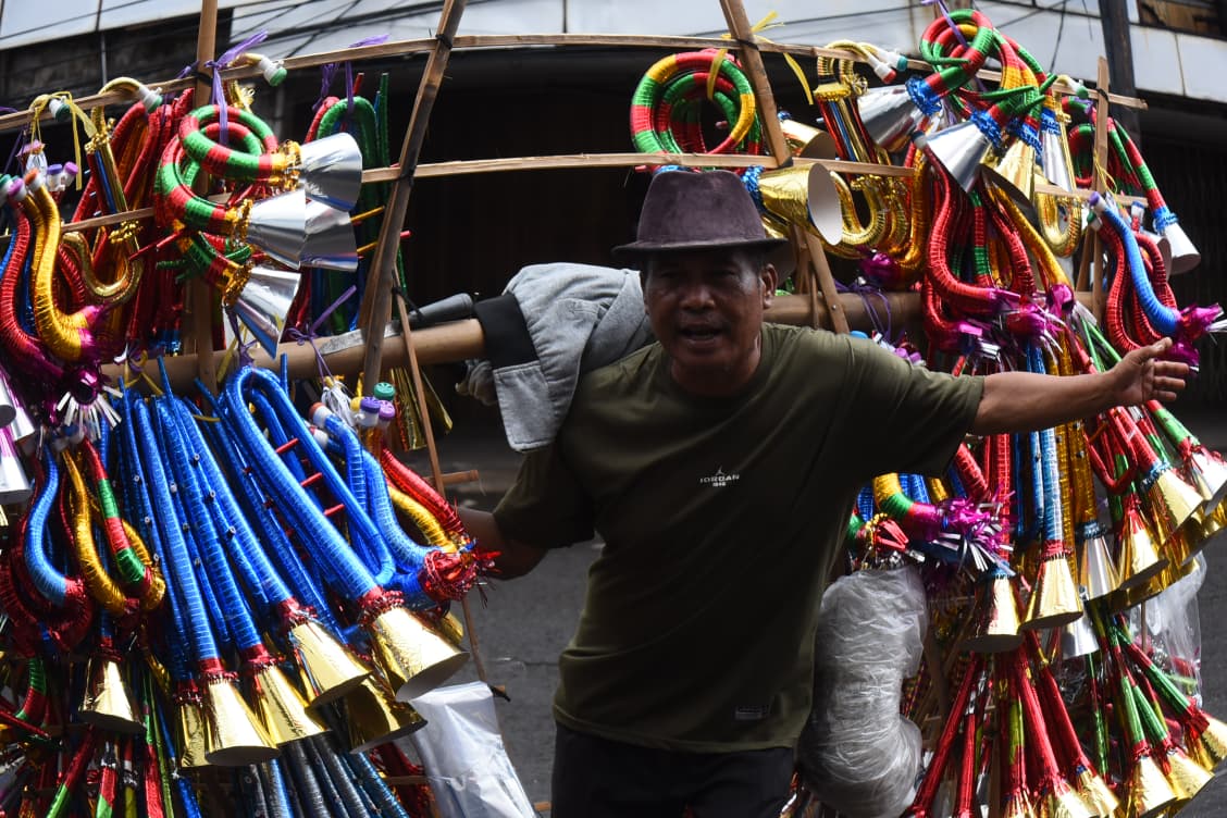 Nuryaman, pedagang terompet di Pasar Pagi, Glodok. Foto: Dep/Oji.