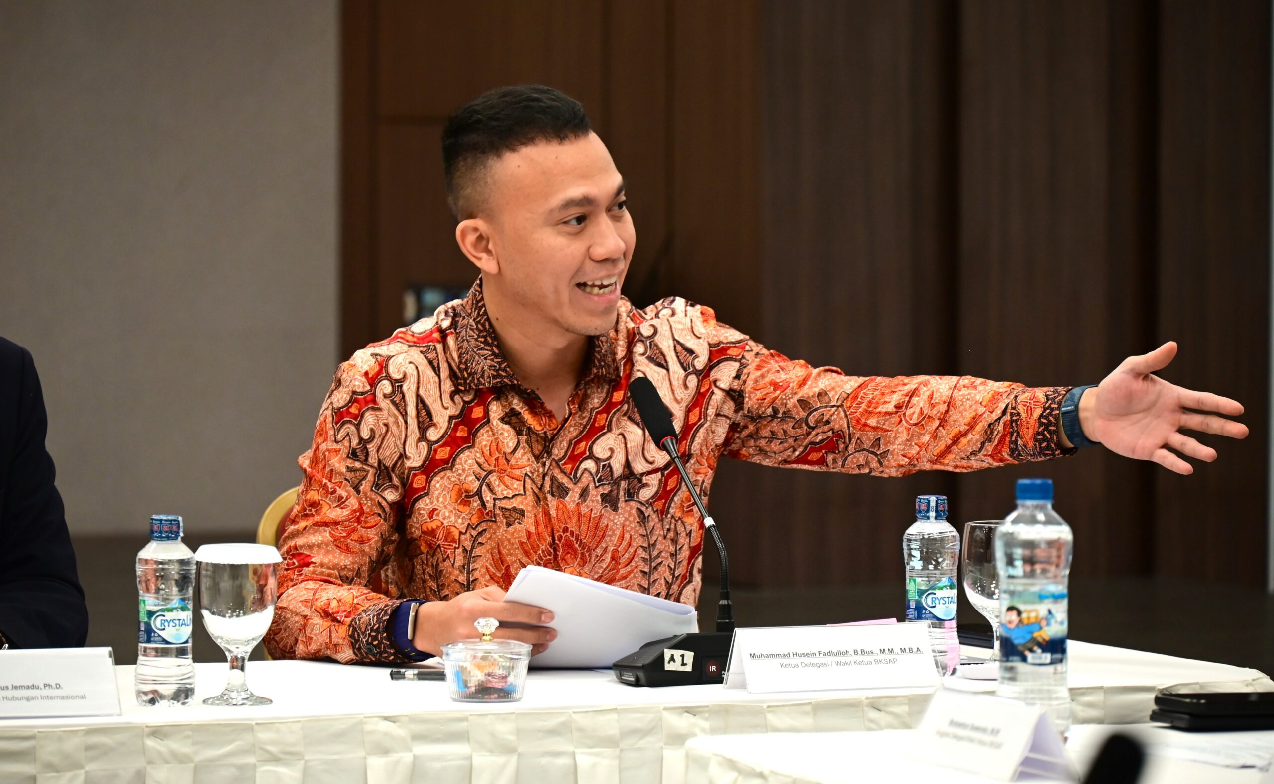 Wakil Ketua Badan Kerja Sama Antar Parlemen (BKSAP) DPR RI, Muhammad Husein Fadlulloh saat memimpin delegasi BKSAP dalam kegiatan BKSAP Day di Universitas Pelita Harapan (UPH), Tangerang, Senin (27/1/2026). Foto: gal/Mahendra.