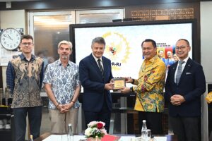 Ketua Komisi XII DPR RI Bambang Patijaya bertemu dengan Dubes Uni Eropa untuk Indonesia dan Brunei Darussalam mengenai Peraturan Presiden Nomor 110 Tahun 2025 tentang Penyelenggaraan NEK di DPR RI, Senayan, Jakarta, Kamis (29/1/2026). Foto : Ronald/Andri.