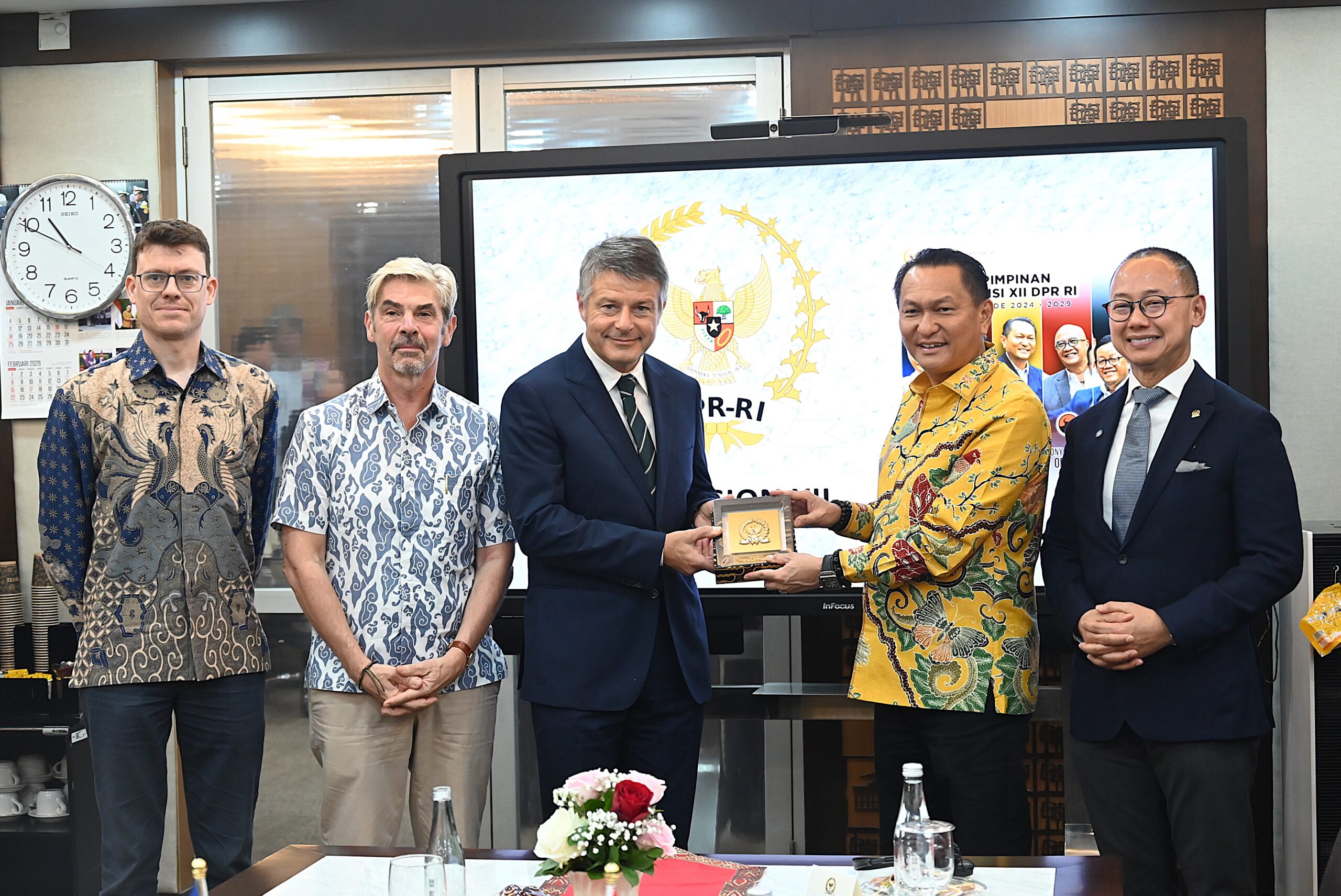 Ketua Komisi XII DPR RI Bambang Patijaya bertemu dengan Dubes Uni Eropa untuk Indonesia dan Brunei Darussalam mengenai Peraturan Presiden Nomor 110 Tahun 2025 tentang Penyelenggaraan NEK di DPR RI, Senayan, Jakarta, Kamis (29/1/2026). Foto : Ronald/Andri.