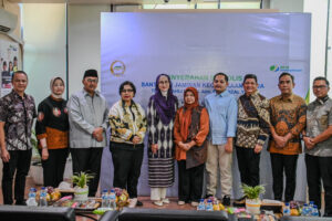 Wakil Ketua Badan Urusan Rumah Tangga (BURT) DPR RI, Desy Ratnasari saat Penyerahan Santunan Jaminan Kecelakaan Kerja dari BPJS Ketenagakerjaan di Kantor BPJS Ketenagakerjaan (TK) Padang, Sumatra Barat, Minggu (11/1/2025). Foto: rdn/Karisma.