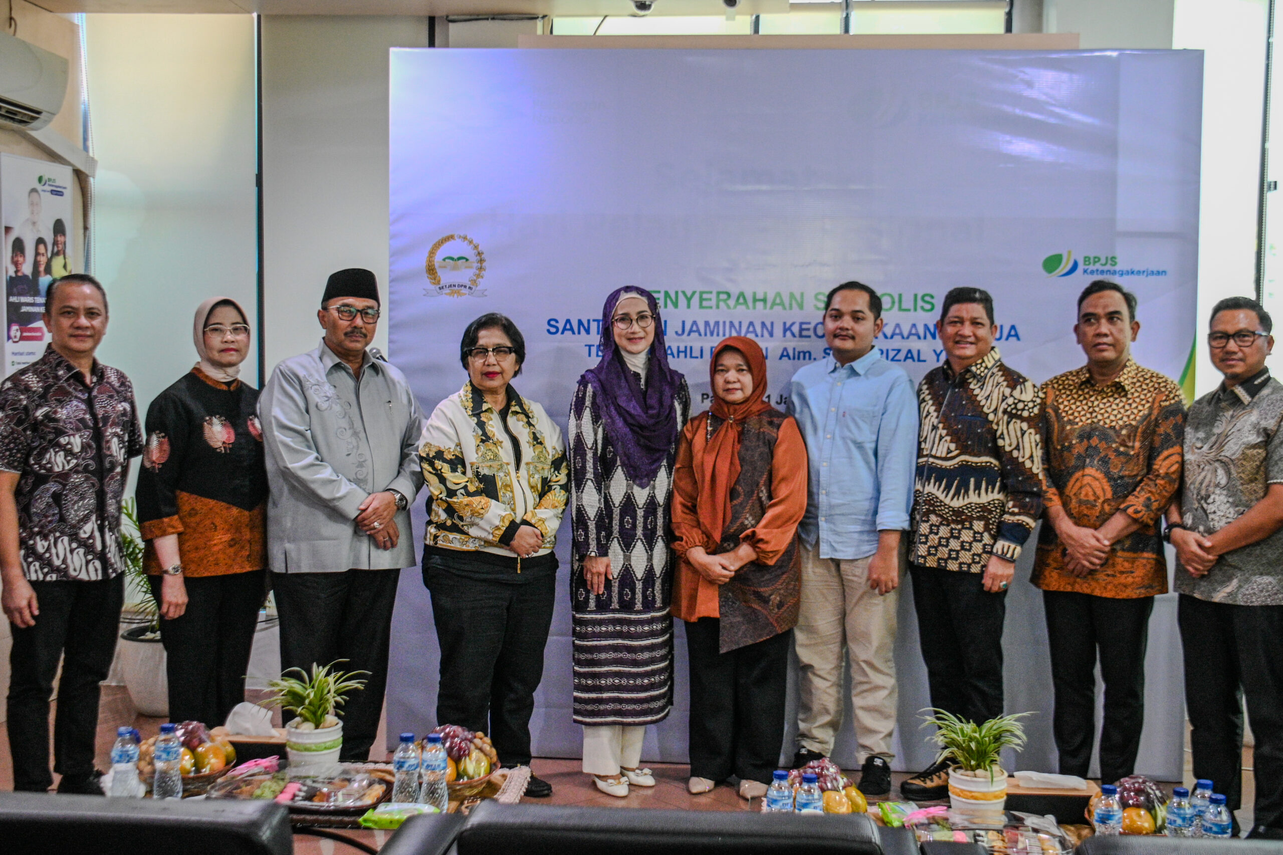 Wakil Ketua Badan Urusan Rumah Tangga (BURT) DPR RI, Desy Ratnasari saat Penyerahan Santunan Jaminan Kecelakaan Kerja dari BPJS Ketenagakerjaan di Kantor BPJS Ketenagakerjaan (TK) Padang, Sumatra Barat, Minggu (11/1/2025). Foto: rdn/Karisma.