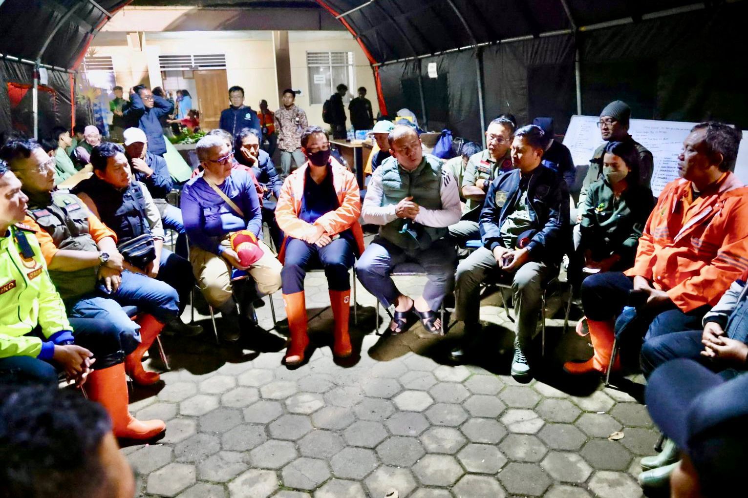 Wakil Ketua DPR RI, Koordinator Kesejahteraan Rakyat (Korkesra), Cucun Ahmad Syamsurijal, saat melakukan evaluasi penanganan bencana longsor di Desa Pasirlangu, Kabupaten Bandung Barat, Minggu (25/1/2026). Foto: Ist/Karisma