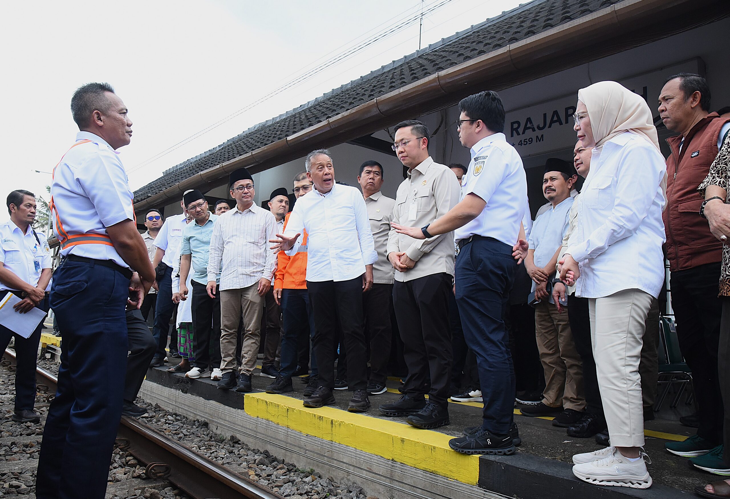 Wakil Ketua DPR RI Bidang Industri dan Pembangunan, Saan Mustopa saat kunjungan kerja Stasiun Rajapolah, Kabupaten Tasikmalaya, Jawa Barat. ke Kabupaten Tasikmalaya, Jumat (6/2/2025). Foto : Devi/Andri
