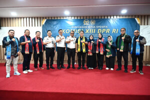 Anggota Komisi XIII DPR RI, Franciscus Maria Agustinus Sibarani foto bersama usai melakukan pertemuan dengan Jajaran Kantor Imigrasi Kantor Wilayah Kalimantan Utara, Tarakan, Kamis (5/2/2026). Foto : Rni/Andri.