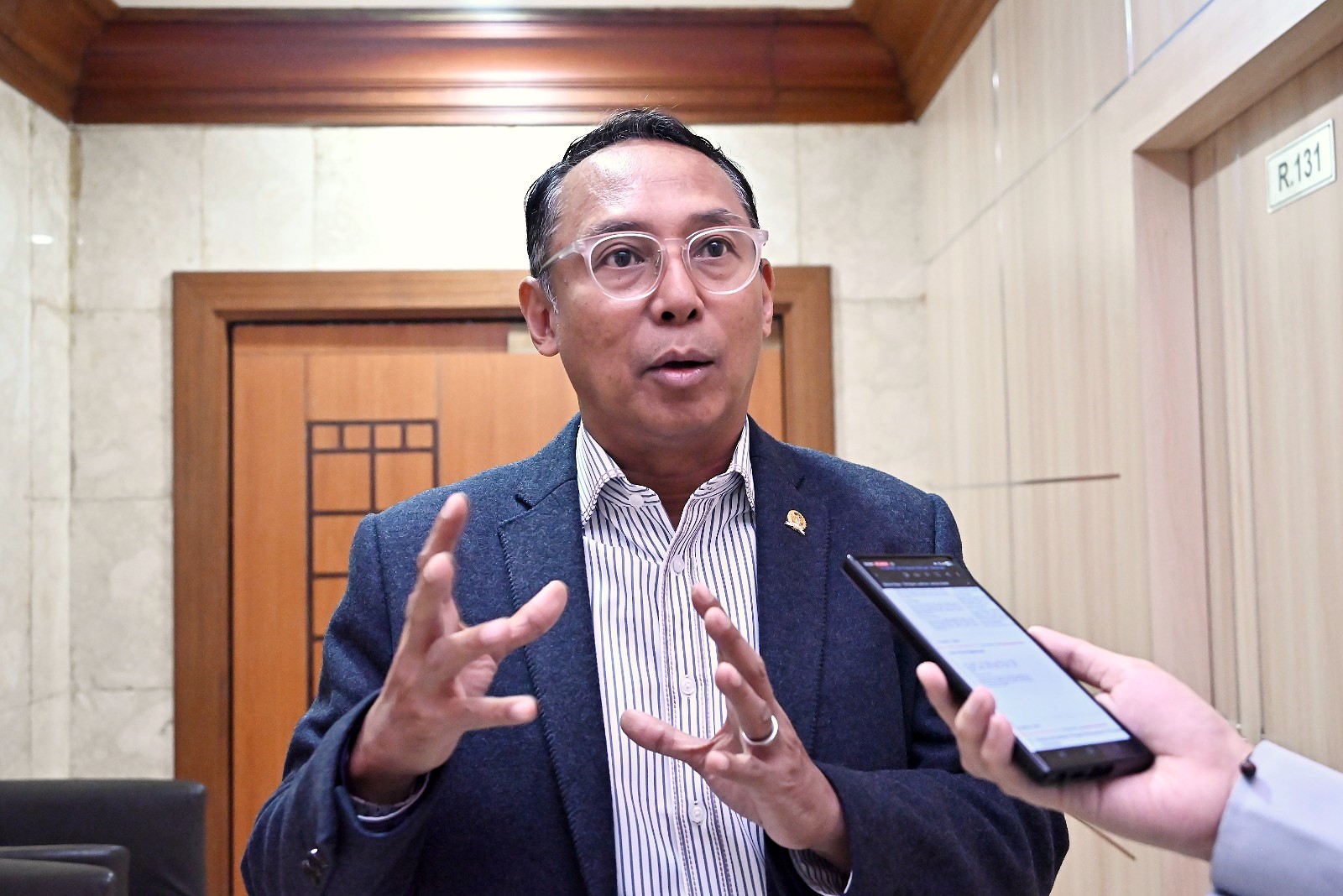 Anggota Komisi I DPR RI Junico Siahaan, saat diwawancarai oleh Parlementaria di Gedung Nusantara II, Senayan, Jakarta, Senin (9/2/2026). Foto: Arifman/Karisma.