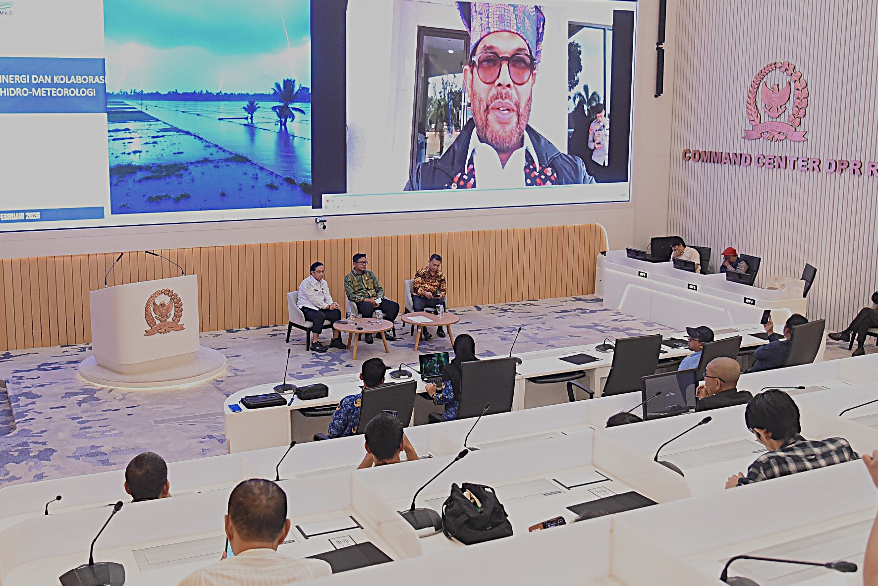 Anggota DPR RI Muhammad Nasir Djamil melalui pesan video singkat dalam Dialektika Demokrasi demgan tema ‘Cuaca Ekstrim, Sinergi dan Kolaborasi Bersama Atasi Bencana’ di Gedung DPR, Jakarta, Kamis (5/2/2026). Foto : Arief/Andri.