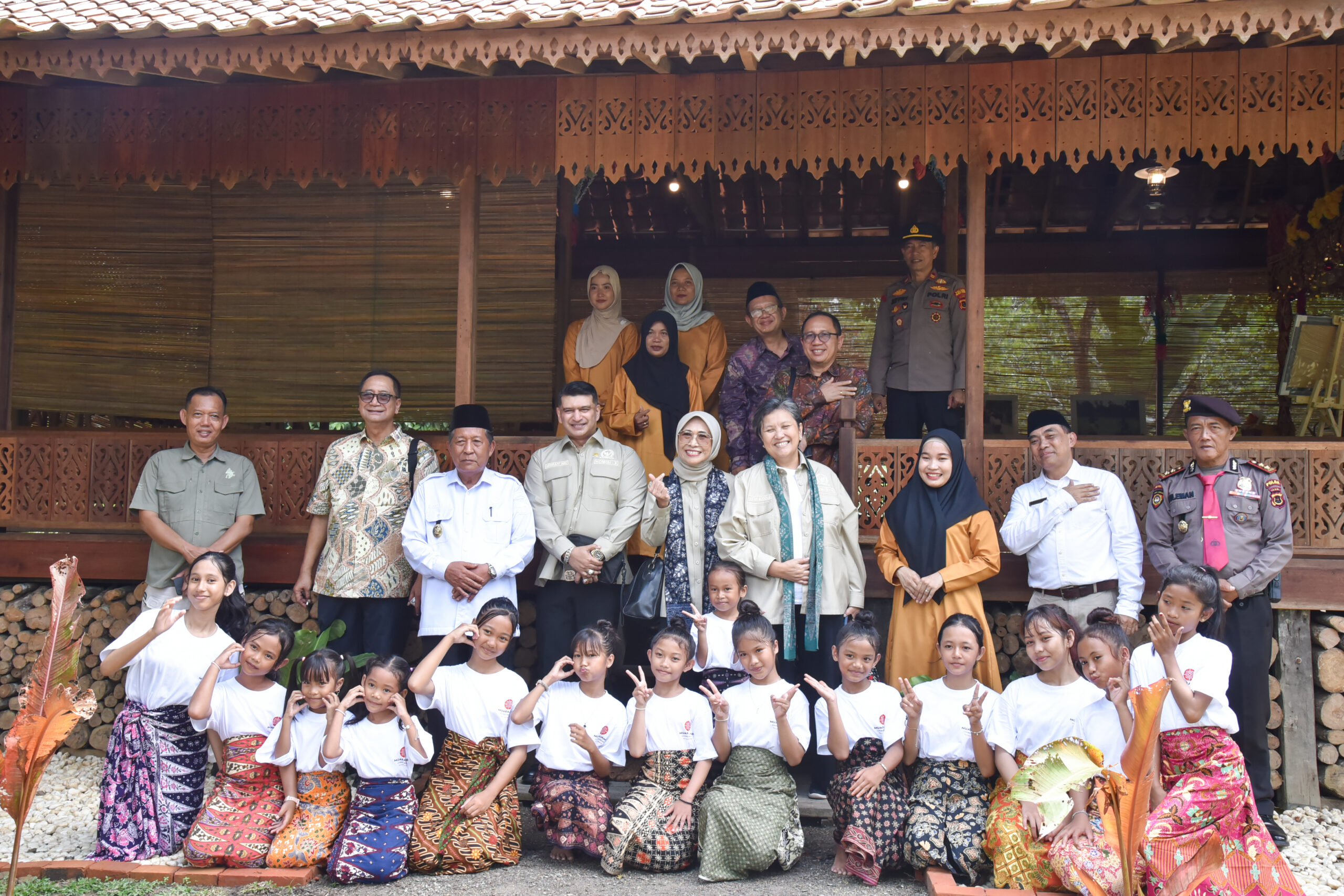 Ketua Komisi X DPR RI, Hetifah Sjaifudian saat kunjungan kerja di Kompleks Candi Muaro Jambi, Provinsi Jambi, Rabu (11/2/2026). Foto : Srw/Andri.