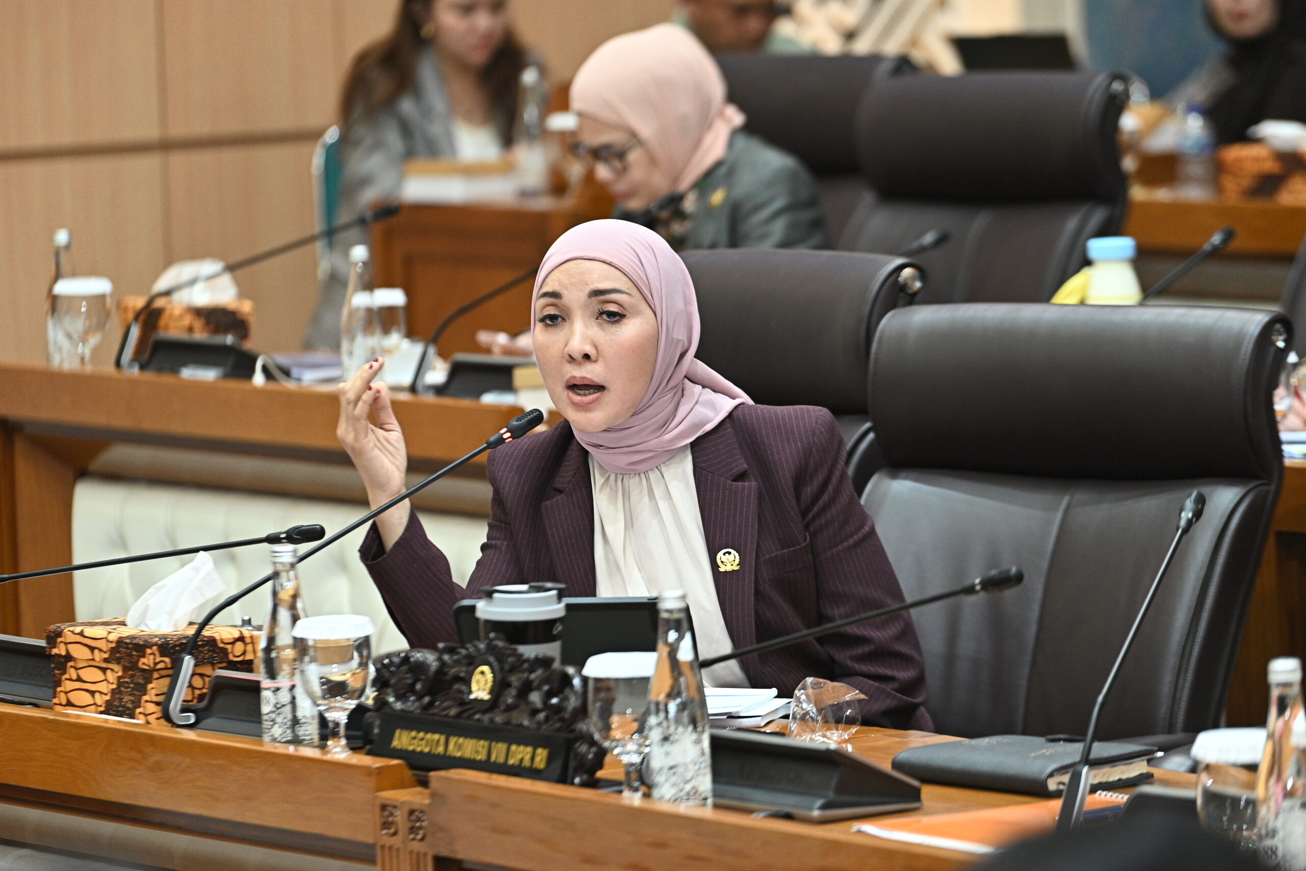 Anggota Komisi VII DPR RI, Erna Sari Dewi dalam Rapat Dengar Pendapat Panja Industri AMDK Komisi VII DPR RI dengan Kementerian Perindustrian di Ruang Rapat Komisi VII, Kompleks Parlemen, Senayan, Jakarta, Rabu (4/2/2026). Foto: Farhan/Mahendra.