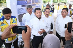 Wakil Ketua Komisi V DPR RI, Roberth Rouw, saat memimpin Kunjungan Kerja Spesifik Komisi V ke Sub DAS Bendung di Kota Palembang, Provinsi Sumatera Selatan, Kamis (13/2/2026). Foto: Mfn/Karisma.