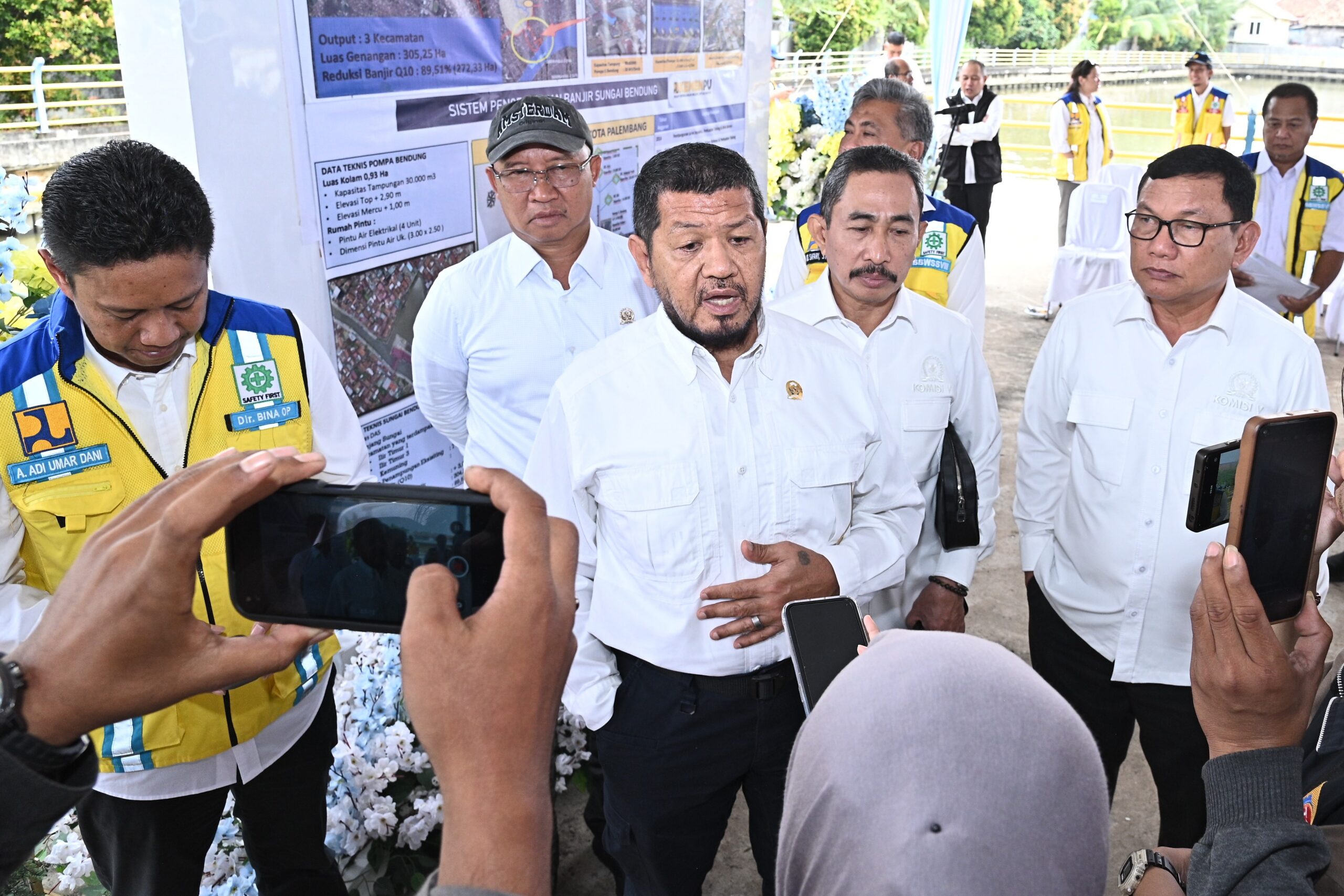 Wakil Ketua Komisi V DPR RI, Roberth Rouw, saat memimpin Kunjungan Kerja Spesifik Komisi V ke Sub DAS Bendung di Kota Palembang, Provinsi Sumatera Selatan, Kamis (13/2/2026). Foto: Mfn/Karisma.