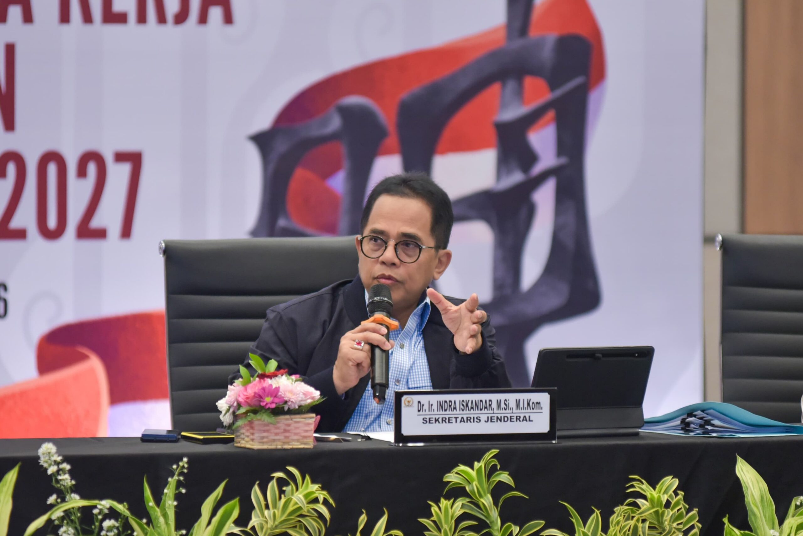Sekretaris Jenderal (Sekjen) DPR RI Indra Iskandar, saat memimpin rapat kerja pembahasan usulan anggaran tahun 2027 di Bintaro, Tangerang Selatan, Kamis (26/2/2026). Foto: Kresno/Karisma.