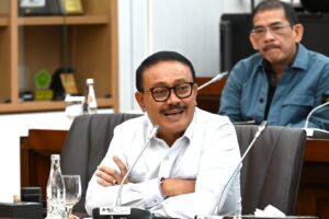 Anggota Komisi VI DPR RI, Gde Sumarjaya Linggih dalam RDPU Panja Penyusunan Naskah Akademik dan Draft Rancangan Undang-Undang Larangan Praktik Monopoli Persaingan Usaha Tidak Sehat di Gedung Nusantara I, Senayan, Jakarta, Senin (2/2/2026). Foto: Mahendra.