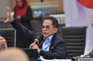 Sekretaris Jenderal (Sekjen) DPR RI, Indra Iskandar, saat memimpin Rapat Kerja Pembahasan Usulan Anggaran Tahun 2027 di Bintaro, Tangerang Selatan, Kamis (26/2/2026). Foto: Kresno/Karisma.