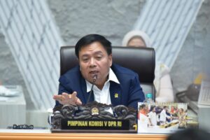 Ketua Komisi V DPR RI, Lasarus, saat memimpin Rapat Kerja Komisi V DPR RI bersama Menteri Perumahan dan Kawasan Permukiman yang digelar di Ruang Rapat Komisi V, Gedung Nusantara DPR RI, Senayan, Jakarta, Selasa (10/2/2026). Foto: Oji/Karisma.