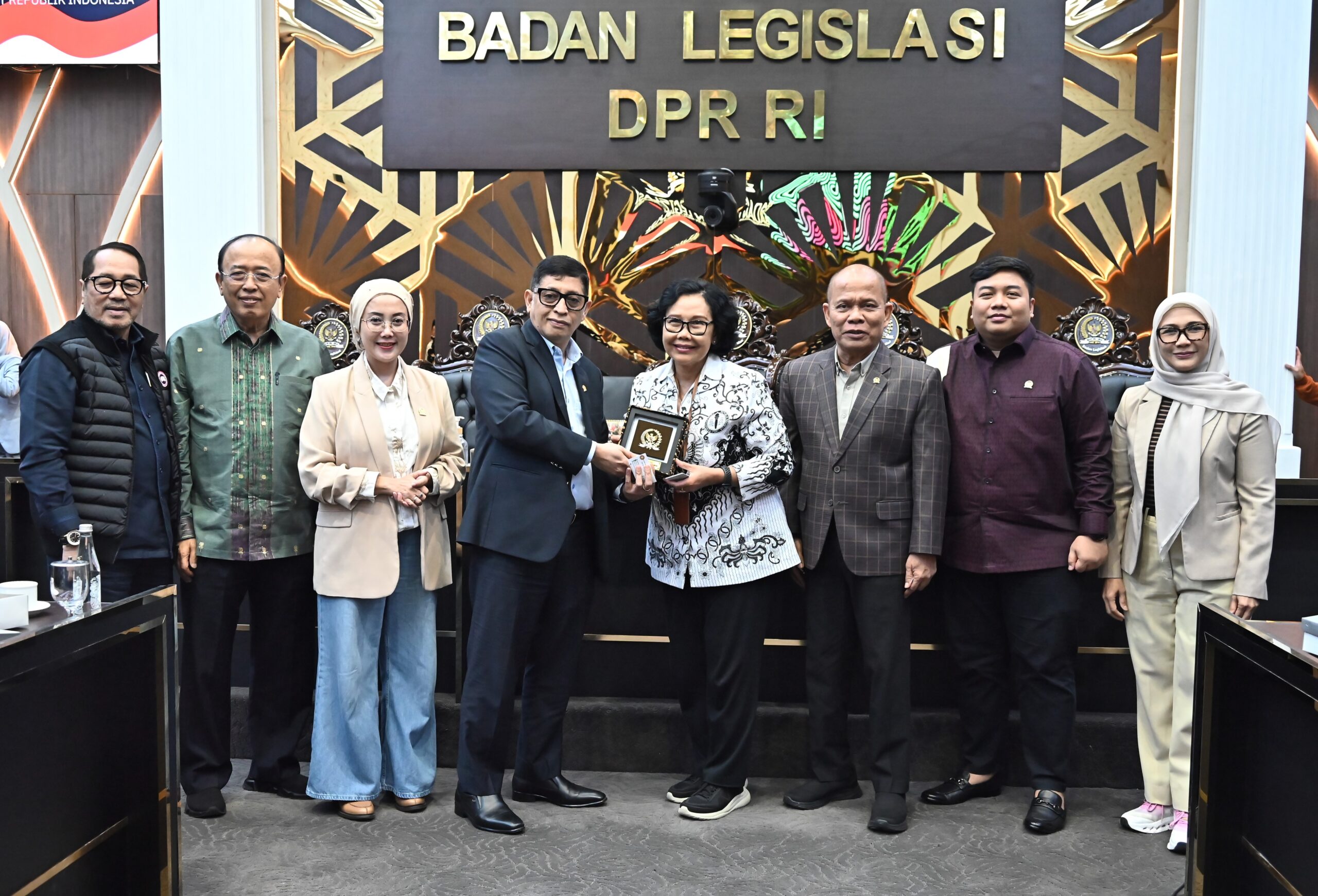 Ketua Badan Legislasi (Baleg) DPR RI, Bob Hasan bertukar cinderamata usai Audiensi bersama PGRI di Gedung Nusantara I, DPR RI, Senayan, Jakarta, Senin (2/2/2026). Foto : Aurel/Andri.