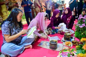 Ketua Tim Kunjungan Kerja Spesifik Komisi VII DPR RI, Rahayu Saraswati Djojohadikusumo, saat kunjungan kerja Komisi VII DPR RI ke Kampung Batik Okra, pada Selasa (10/2/2026). Foto: Eki/Karisma.