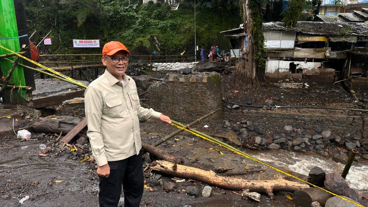 Anggota DPR RI dari Dapil Jateng IX, Abdul Fikri Faqih, meninjau langsung kondisi kawasan Pancuran 13 di Objek Wisata Guci, Kabupaten Tegal, Jawa Tengah yang hancur, pada Senin (16/2/2026) sore. (foto: ist/rdn)
