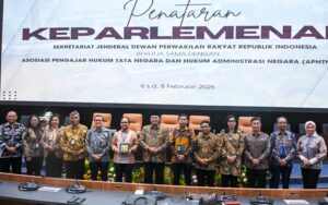 Deputi Persidangan Sekretariat Jenderal DPR RI, Suprihartini foto bersama usai acara Penataran Keparlemen kerja sama Badan Keahlian DPR RI dengan APHTN-HAN di Gedung Nusantara, DPR RI, Senayan, Jakarta, Jumat (6/2/2026). Foto : Rdn/Andri.