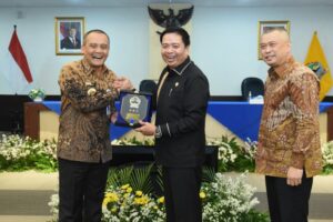 Ketua Komisi V DPR RI, Lasarus, saat memimpin agenda Kunjungan Kerja Komisi V DPR dengan Gubenur Jawa Tengah dan para pemangku kepentingan terkait di Kantor Gubernur Jawa Tengah, Semarang, Jum’at (20/2/2026). Foto: Jaka/Karisma.