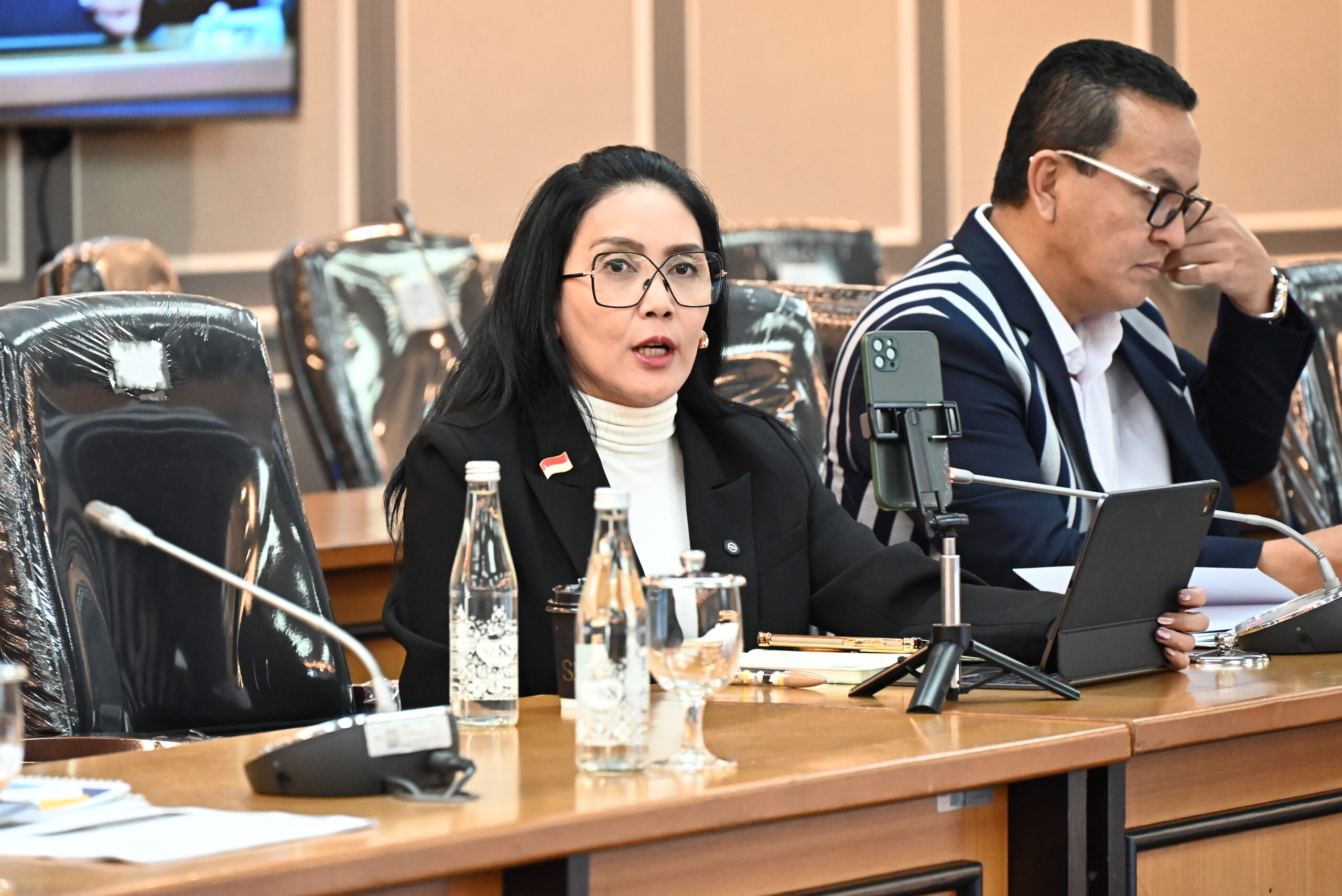 Anggota Komisi XIII DPR RI, Rieke Diah Pitaloka dalam rapat kerja Komisi XIII DPR RI bersama Kementerian HAM, di Gedung Nusantara II DPR RI, Senayan, Jakarta, Senin (2/2/2016). Foto: Runi/Mahendra.