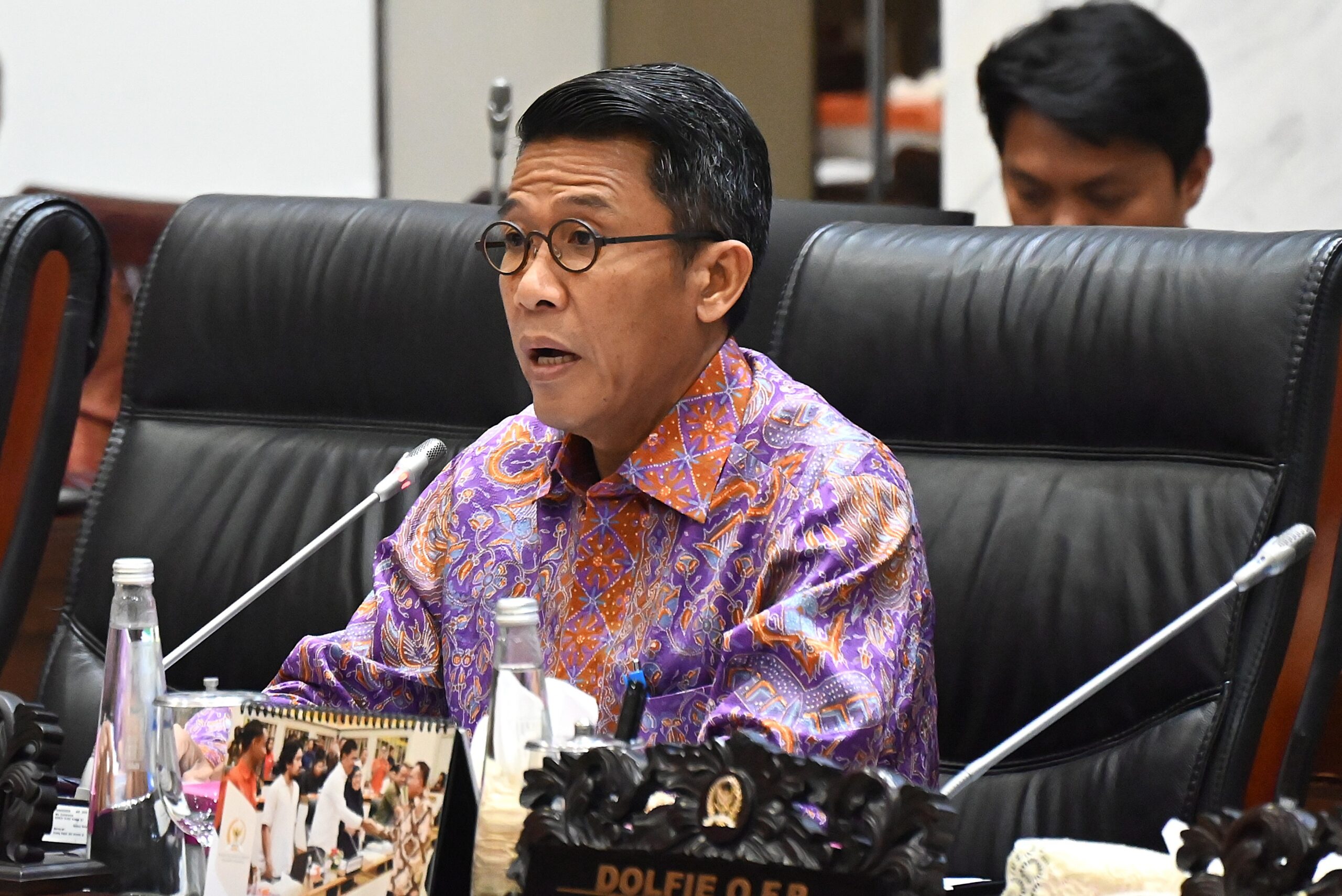 Ketua Komisi XI DPR RI, Mukhamad Misbakhun, dalam Rapat Dengar Pendapat Umum (RDPU) Komisi XI DPR RI bersama Ahli Waris PT Glasfibindo Indah (Golden Key Group) dan Asosiasi Panel Kayu Indonesia (APKINDO) di Kompleks Parlemen Senayan, Jakarta, Rabu (18/02/2026). Foto: Mario/Karisma.