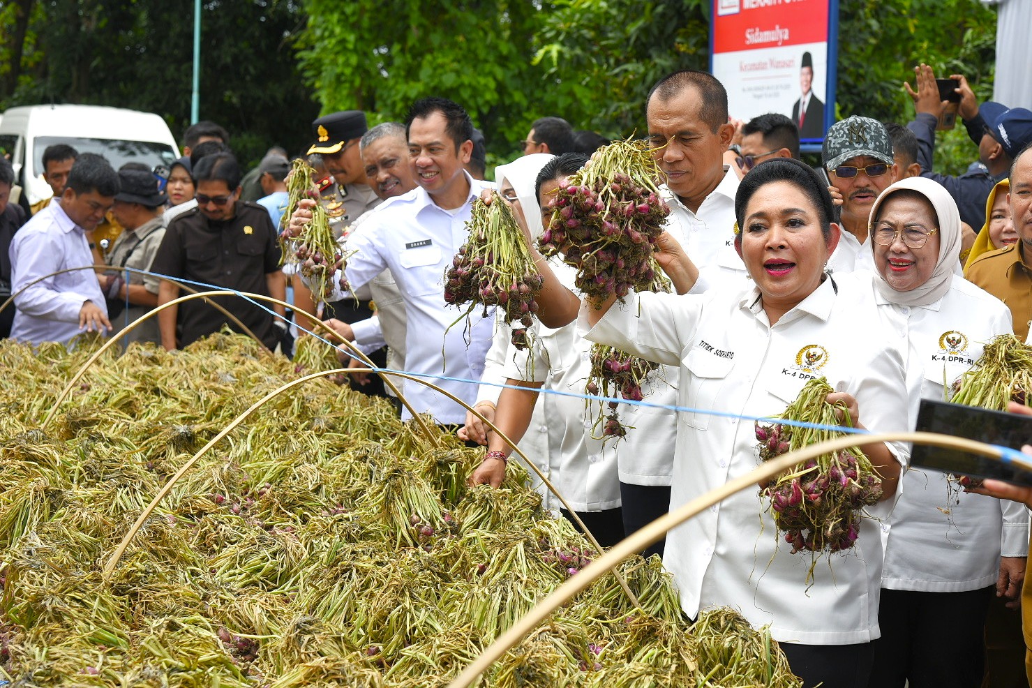 Ketua Komisi IV DPR RI Siti Hediati Soeharto saat memimpin Kunjungan Kerja Reses Komisi IV DPR RI di Pabrik Pengolahan Bawang Merah, Kabupaten Brebes, Provinsi Jawa Tengah, Senin (23/2/2026). Foto: Chasbi/Mahendra.