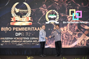 Kepala Biro Pemberitaan Parlemen Setjen DPR RI, Muhammad Najib Ibrahim saat menerima penghargaan di acara Penghargaan Anugerah INDOPOSCO di Jakarta, Selasa (3/2/2026). Foto: Farhan/Mahendra.