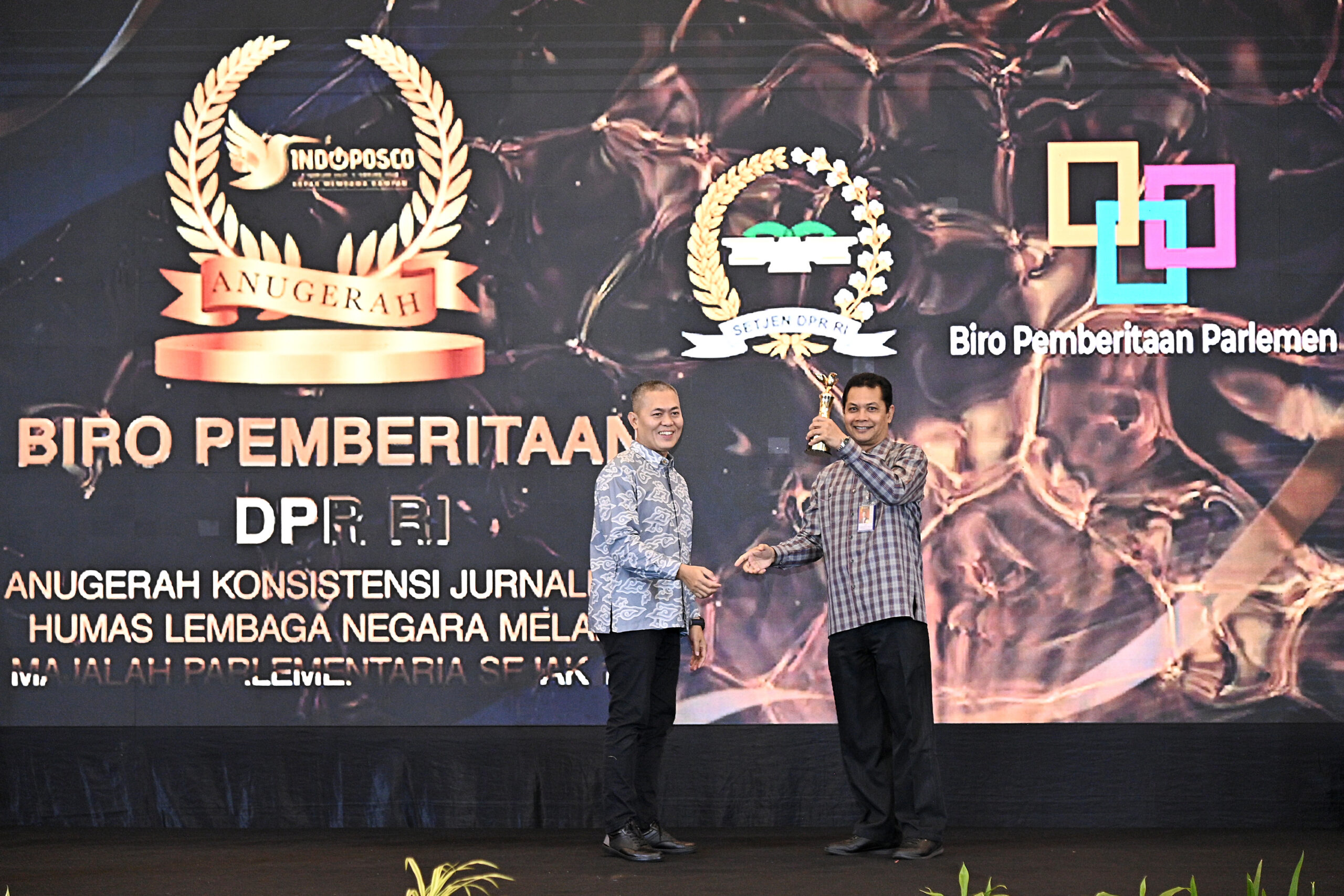 Kepala Biro Pemberitaan Parlemen Setjen DPR RI, Muhammad Najib Ibrahim saat menerima penghargaan di acara Penghargaan Anugerah INDOPOSCO di Jakarta, Selasa (3/2/2026). Foto: Farhan/Mahendra.