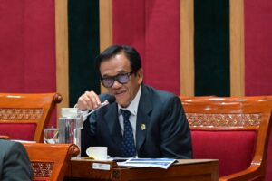 Anggota Komisi X DPR RI, La Tinro La Tunrung, saat Rapat Dengar Pendapat dan Rapat Dengar Pendapat Umum Komisi X DPR RI bersama para rektor PTN dan PTS di Gedung Nusantara I, Senayan, Jakarta, Selasa (10/2/2026). Foto: Tari/Karisma.