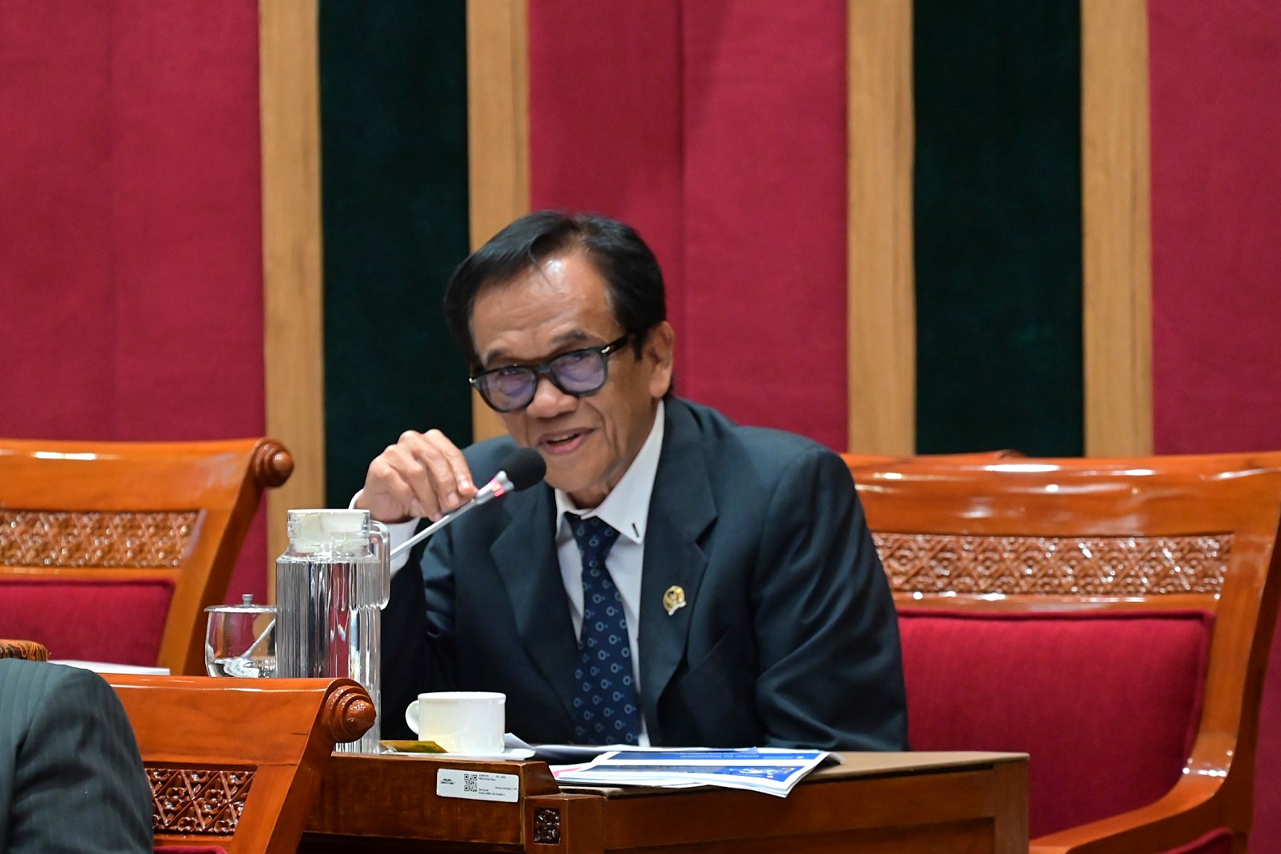 Anggota Komisi X DPR RI, La Tinro La Tunrung, saat Rapat Dengar Pendapat dan Rapat Dengar Pendapat Umum Komisi X DPR RI bersama para rektor PTN dan PTS di Gedung Nusantara I, Senayan, Jakarta, Selasa (10/2/2026). Foto: Tari/Karisma.
