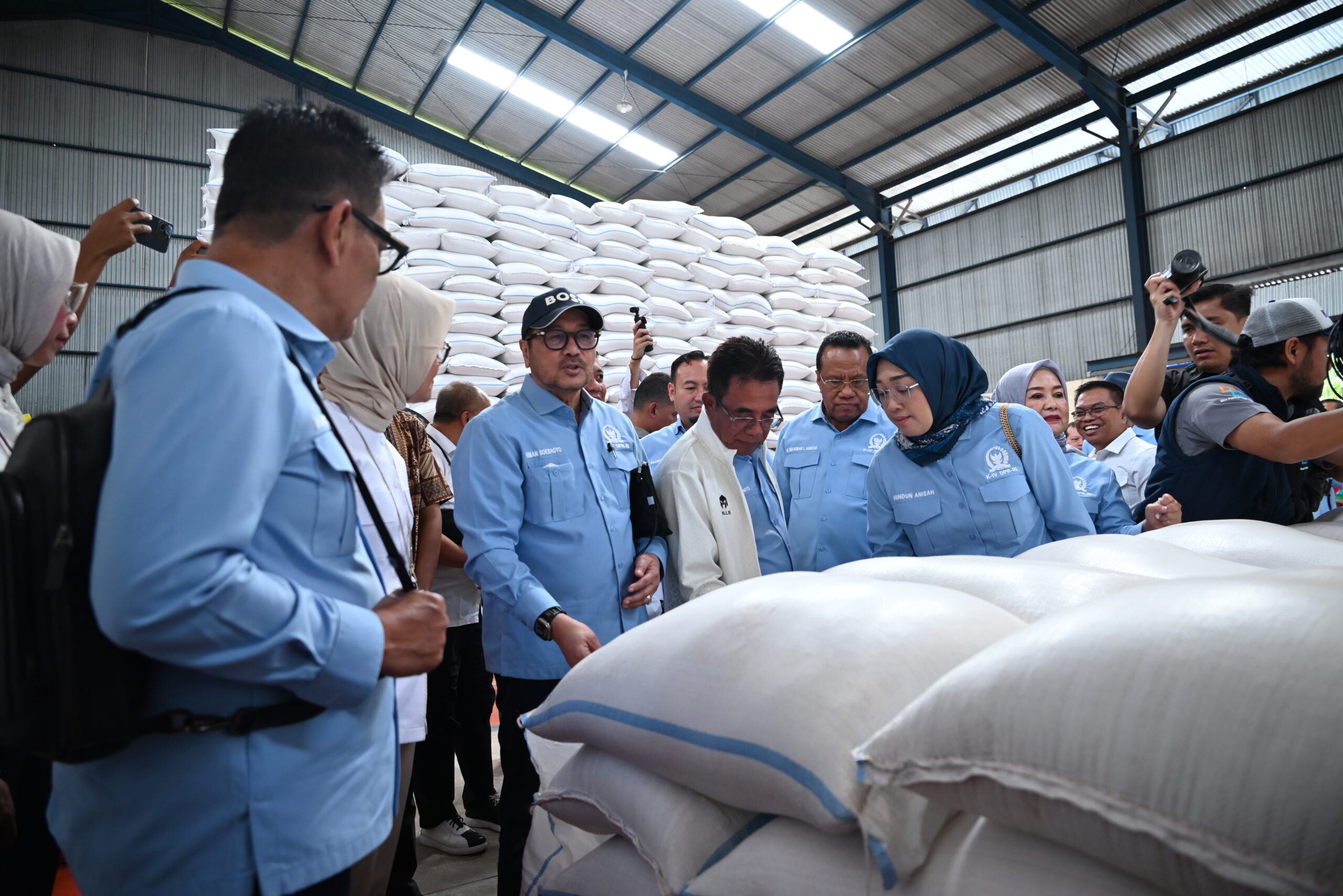 Anggota Komisi IV DPR RI, Firman Soebagyo dalam Kunjungan Kerja Komisi IV DPR RI di Gudang Bulog Trihajo, Wates, Kabupaten Kulon Progo, DI Yogyakarta, Kamis (12/2/2026). Foto: UM/Mahendra.