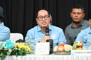 Anggota Komisi IV DPR RI, Firman Soebagyo dalam Kunjungan Kerja Komisi IV DPR RI di Gudang Bulog Trihajo, Wates, Kabupaten Kulon Progo, DI Yogyakarta, Kamis (12/2/2026). Foto: UM/Mahendra.