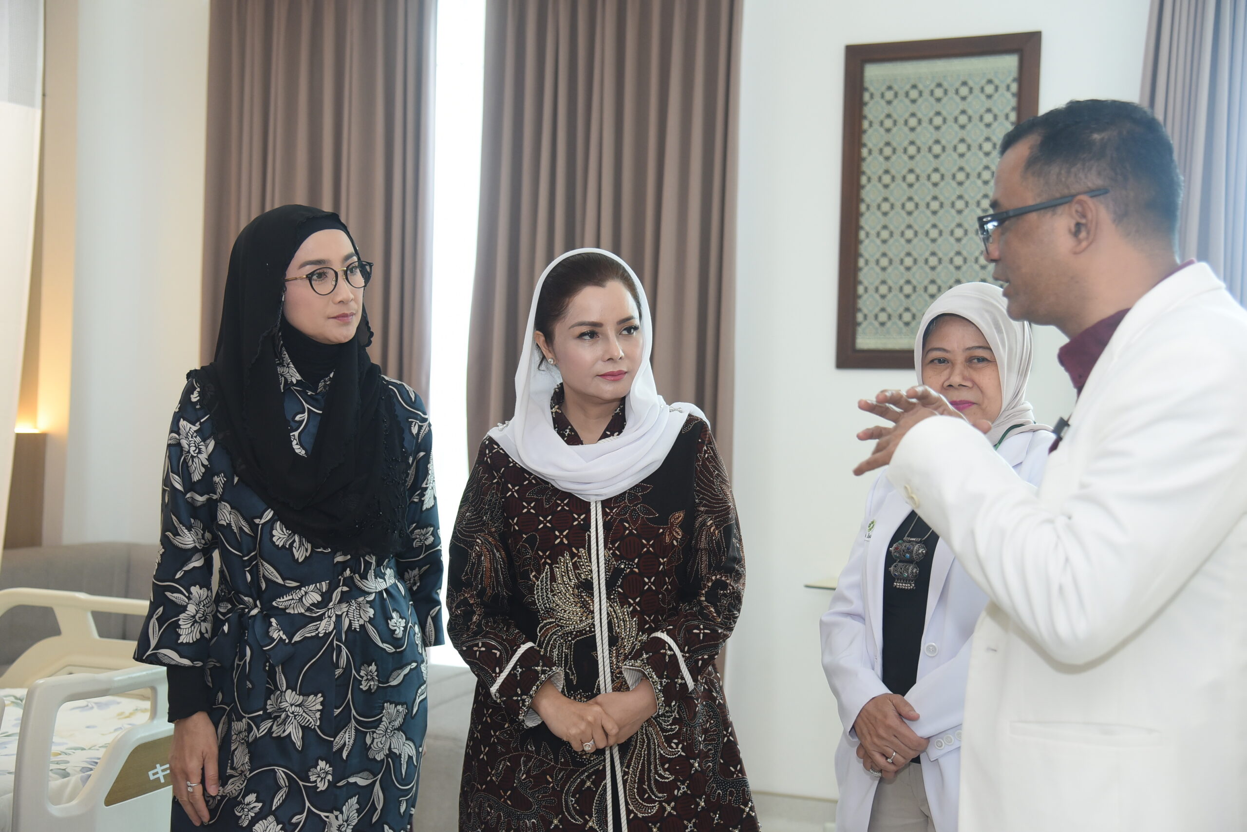 Wakil ketua Badan Urusan Rumah Tangga (BURT) DPR RI, Desy Ratnasari saat pertemuan tim kunjungan kerja BURT dengan jajaran RS Persada Hospital, Malang, Jawa Timur, Senin (2/2/2026). Foto : Afr/Andri.