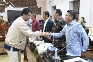 Ketua Komisi XI DPR RI Mukhamad Misbakhun usai memimpin Rapat Kerja Komisi XI DPR RI bersama Menteri Keuangan membahas kinerja penerimaan negara tahun 2025, di Gedung DPR RI, Senayan, Jakarta, Rabu (4/2/2026). Foto : Mario/Andri.