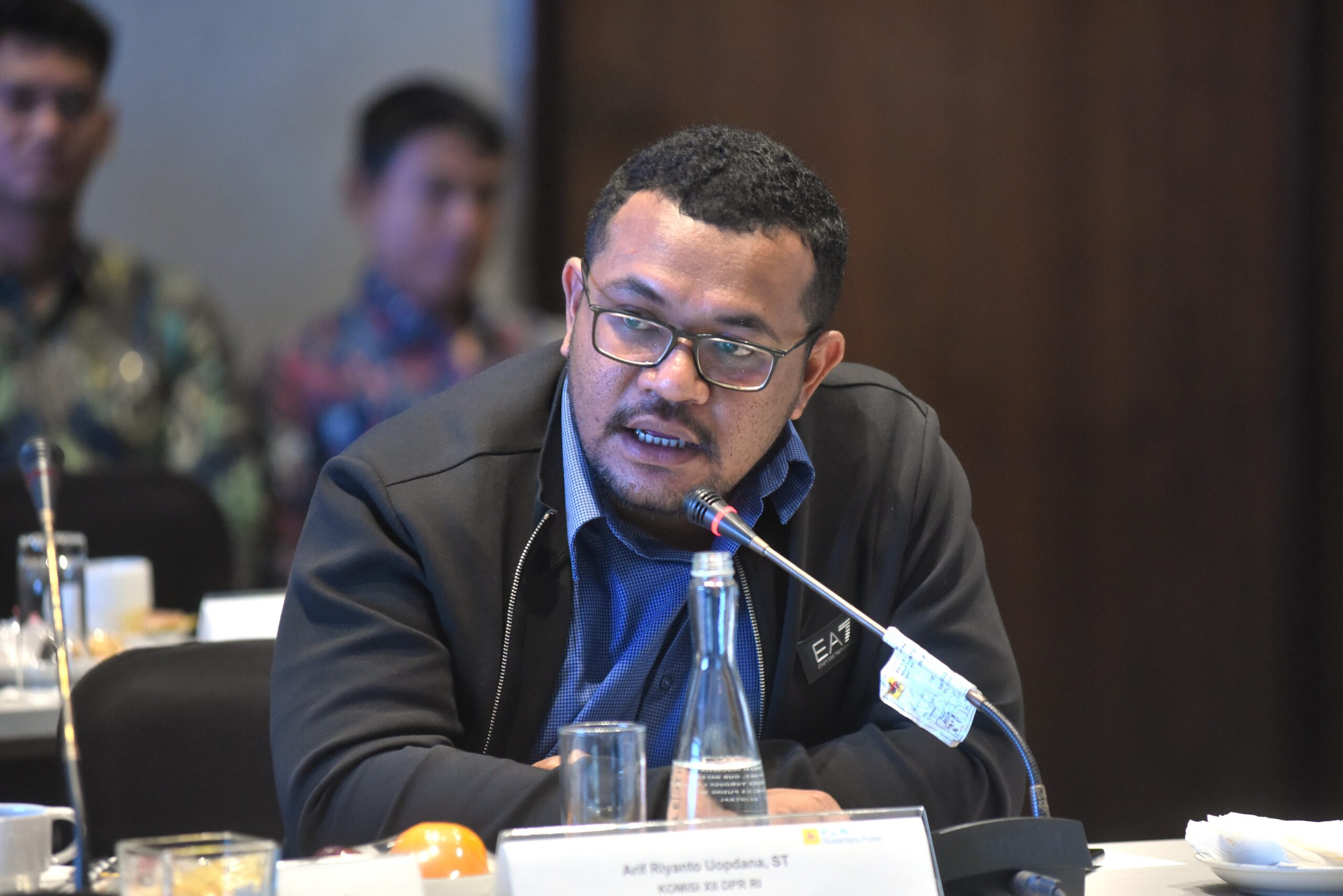 Anggota Komisi XII DPR RI, Arif Riyanto Uopdana, saat mengikuti Tim Kunspek Komisi XII DPR melakukan rapat kerja dengan direksi PLTU Tarahan beserta stake holder lain di Lampung, Kamis (5/2/2026). Foto: Jaka/Karisma.