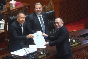 Wakil Ketua Komisi XI DPR RI Hanif Dhakiri (Kanan), dalam agenda Rapat Paripurna di Gedung Nusantara II, Senayan, Jakarta, Selasa (10/2/2026). Foto: Dep/Karisma.