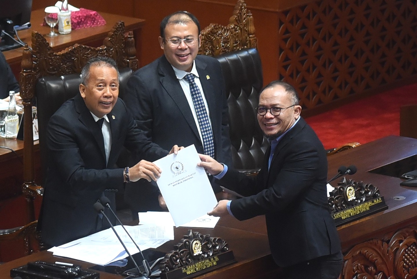 Wakil Ketua Komisi XI DPR RI Hanif Dhakiri (Kanan), dalam agenda Rapat Paripurna di Gedung Nusantara II, Senayan, Jakarta, Selasa (10/2/2026). Foto: Dep/Karisma.