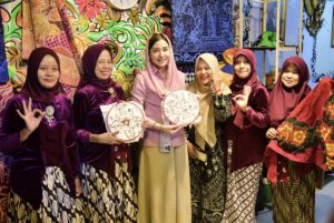 Anggota Komisi VII DPR RI, Novita Hardini, usai kunjungan kerja Komisi VII DPR RI ke Kampung Batik Okra, Surabaya, Jawa Timur pada Selasa (10/2/2026). Foto: Eki/Karisma.