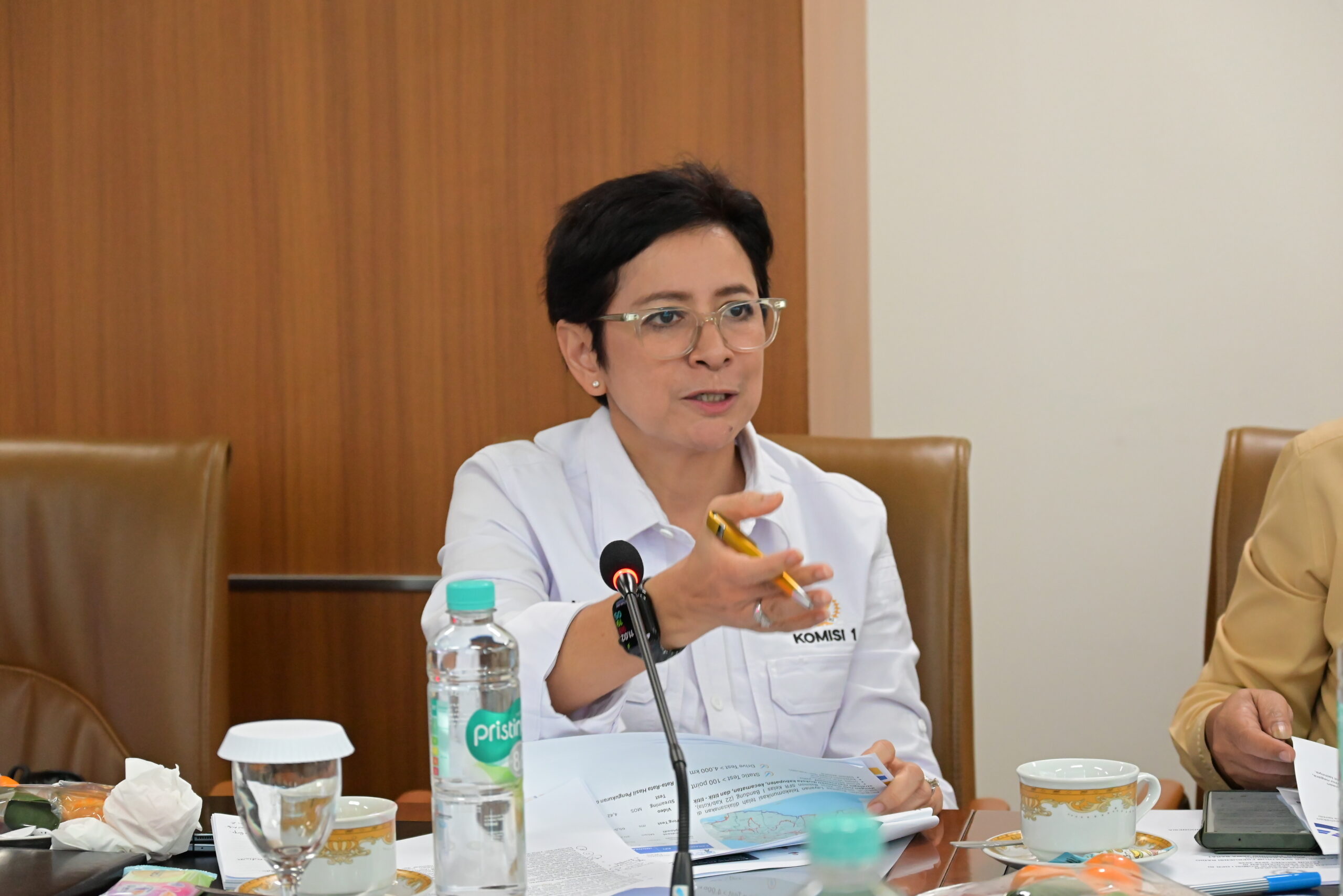 Anggota Komisi I DPR RI, Nurul Arifin dalam pertemuan dengan Dirjen Infrastruktur Digital Kementerian KomDiGi Wayan Toni Supriyanto di Balai Monitor Spektrum Frekuensi Radio di Kota Bandung, Jawa Barat, Rabu (11/2/2026). Foto: Mentari/Mahendra.