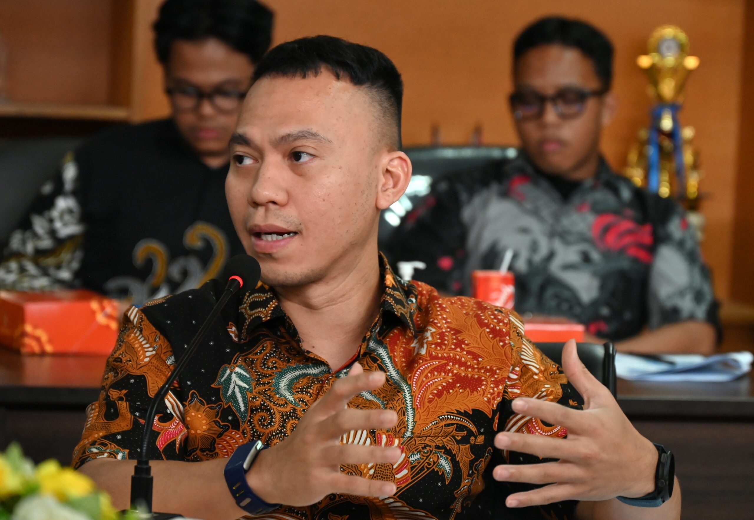 Wakil Ketua BKSAP DPR RI, Muhammad Husein Fadlulloh, dalam kegiatan Diseminasi Diplomasi Parlemen DPR RI di FISIP UIN Syarif Hidayatullah Tangerang Selatan pada Selasa (10/2/2026). Foto: Uc/Karisma.