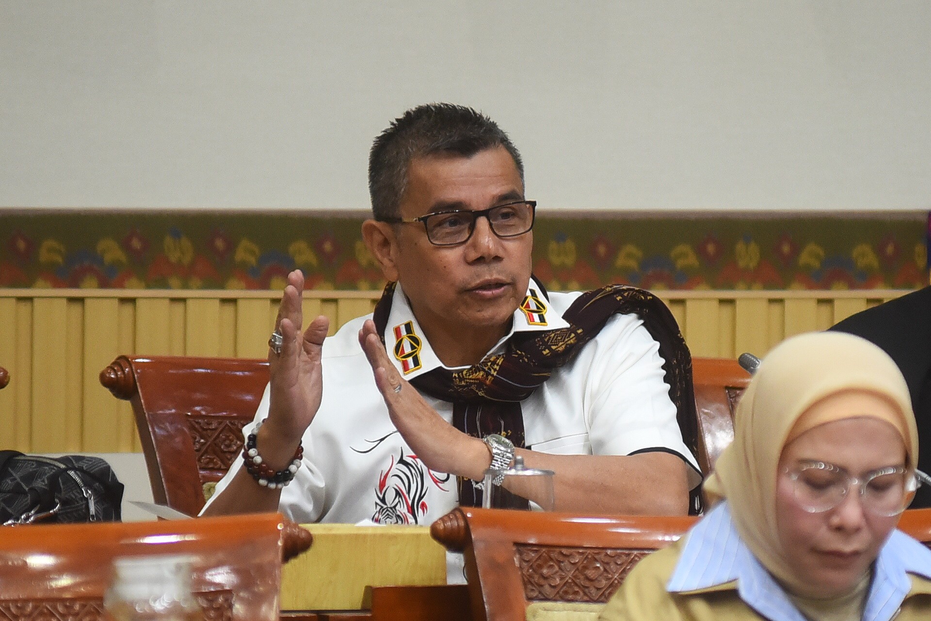 Anggota Komisi III DPR RI, Hinca Pandjaitan, dalam Rapat Kerja (Raker) dengan Kepala PPPATK di Nusantara II, Senayan, Jakarta, Selasa (3/1/2026). Foto: Dep/Karisma.