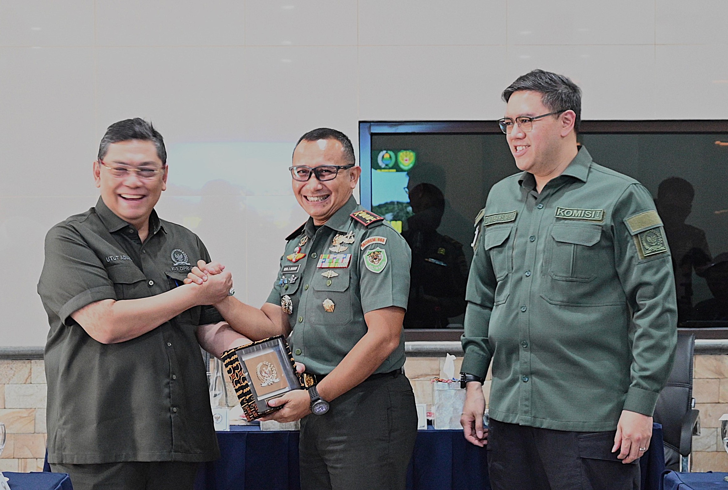 Ketua Komisi I DPR RI, Utut Adianto saat Kunjungan Kerja Komisi I DPR RI ke Korem 063/Sunan Gunung Jati, Jawa Barat, Cirebon Jawa Barat, Rabu (12/2/2026). Foto : Ayu/Andri.