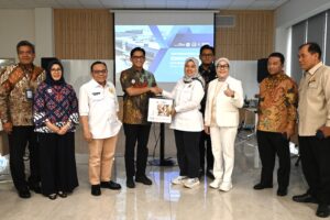 Wakil Ketua Komisi VII DPR RI, Chusnunia Chalim, usai melakukan kunjungan kerja spesifik Komisi VII DPR RI ke PT Frisian Flag Indonesia di Cikarang, Jawa Barat, Kamis (5/2/2026). Foto: Ysm/Karisma.