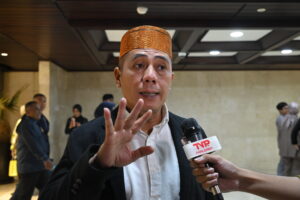 Anggota Komisi I DPR RI Syamsu Rizal sebelum mengikuti rapat paripurna di Nusantara II, Kompleks Parlemen, Senayan, Jakarta, Kamis (19/2/2026). Foto : Riga/Andri.