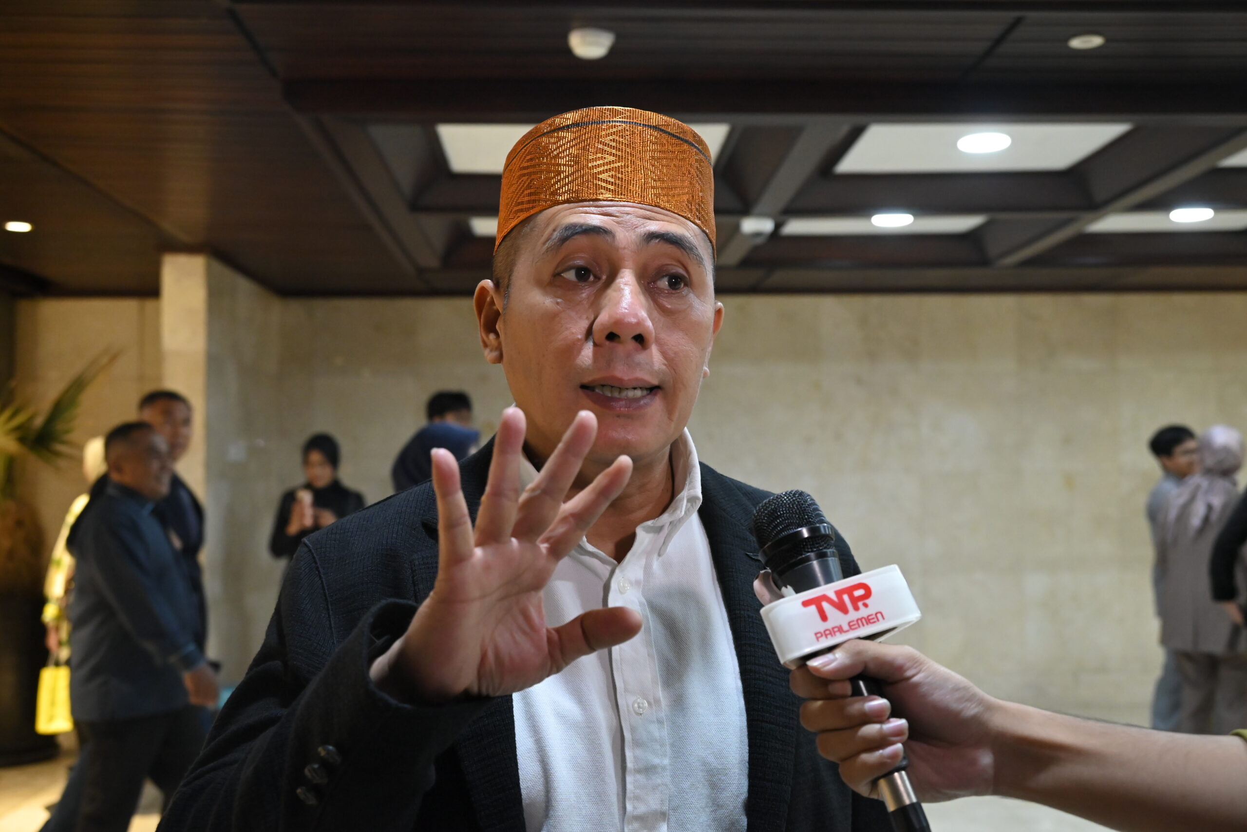 Anggota Komisi I DPR RI Syamsu Rizal sebelum mengikuti rapat paripurna di Nusantara II, Kompleks Parlemen, Senayan, Jakarta, Kamis (19/2/2026). Foto : Riga/Andri.