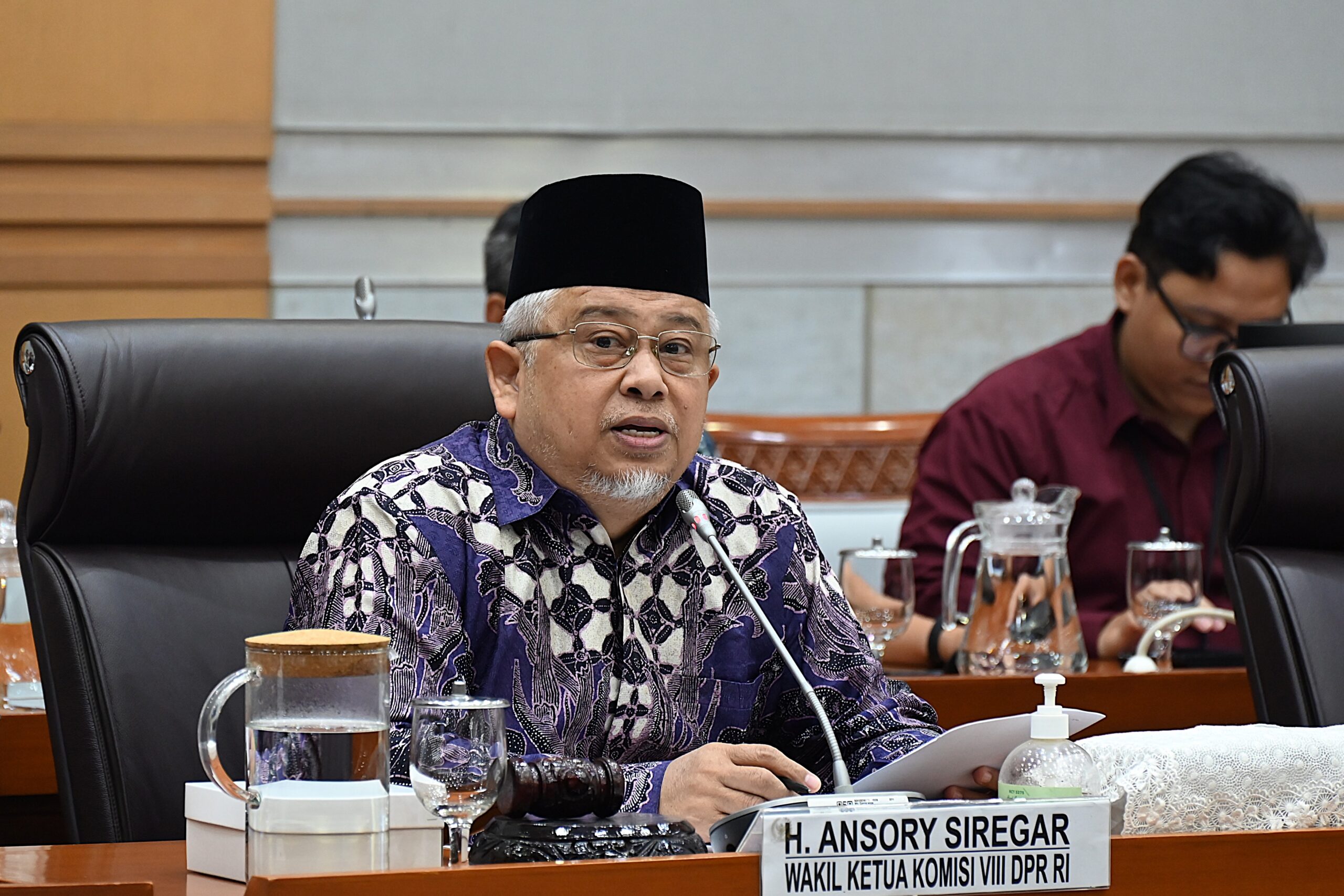 Wakil Ketua Komisi VIII DPR RI, Ansory Siregar Raker dengan Wakil Menteri Sosial RI, Kepala BNPB, serta RDP dengan Kepala BPKH dan Ketua Baznas di Kompleks Parlemen, Jakarta, Selasa (3/2/2026). Foto : Alma/Andri.